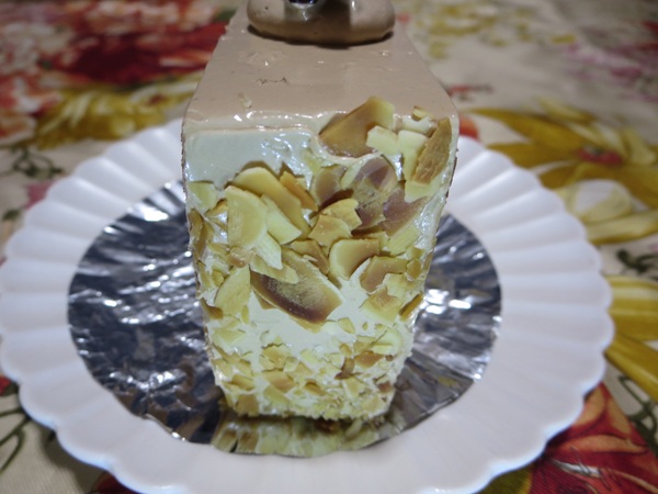 モガール洋菓子店のコーヒーケーキの側面の近影画像。