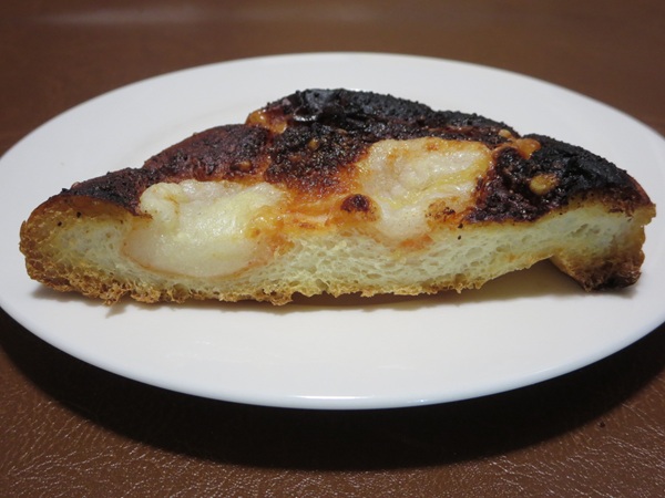 麻布十番モンタボーのこだわり明太もっちのトースト後の断面の近影画像。