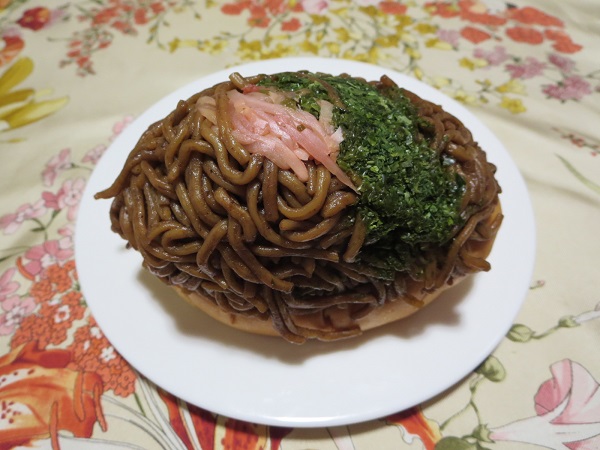 はーとやのパン（焼きそばパン）