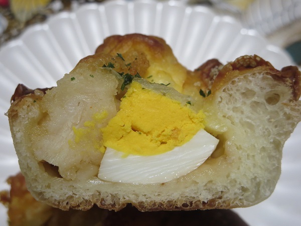 VIE DE FRANCEのチキン南蛮風パンの断面の近影画像。