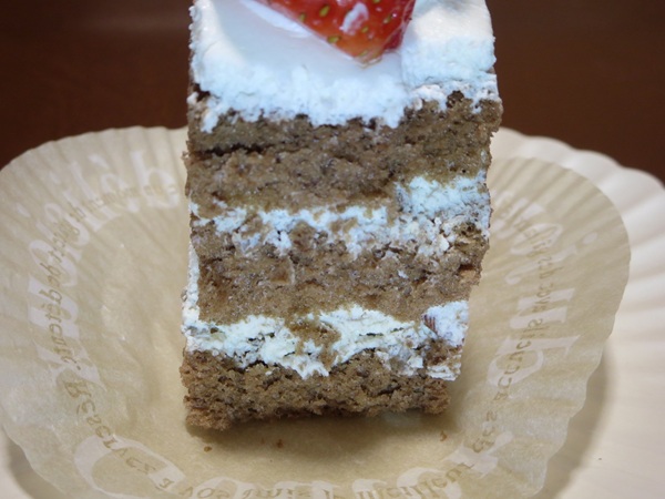 オランダ家の苺とナッツのチョコロールの断面の近影画像。