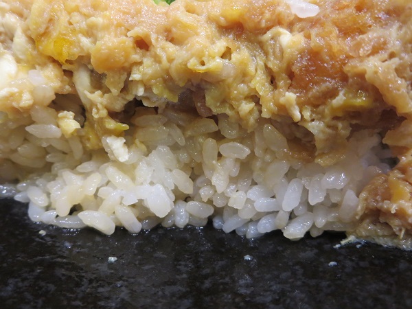とんかつ菊万の極上リブカツ丼のご飯の近影画像