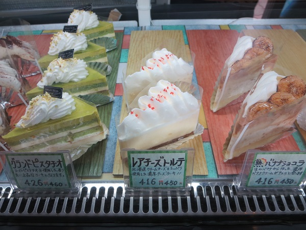 パティスリー IROHAのレアチーズトルテが置かれているショーケース。