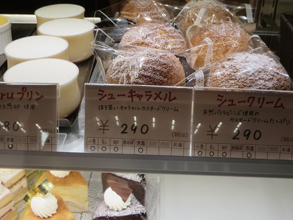 パティスリー Coharuのシューキャラメルが置かれているショーケース。