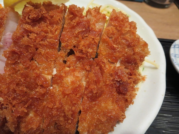 かつ善の特上ロース定食のロースかつの近影画像。