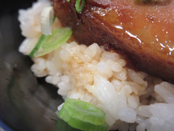 味噌屋蔵之介の旨とろ角煮丼のご飯の近影画像。