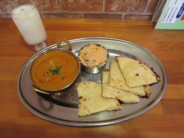 シータラのチキンカレー&チーズナンの全体画像。