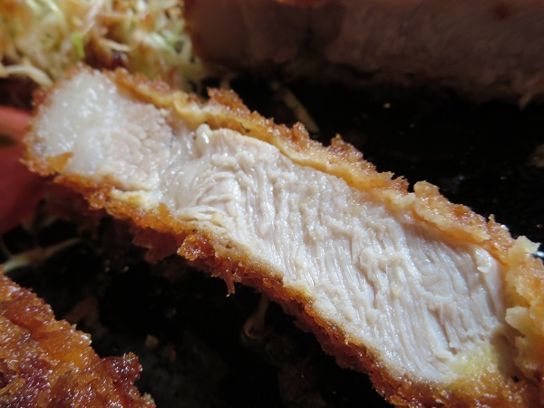 とんかつ とん丸の特ロース定食のロースかつの断面の近影画像。