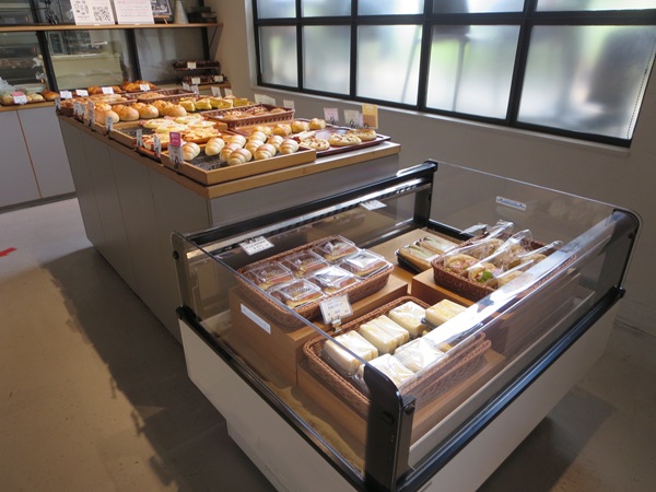 SANBON BAKERYの店内の様子。