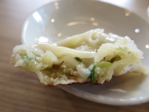 味香園の焼き餃子の断面の近影画像。