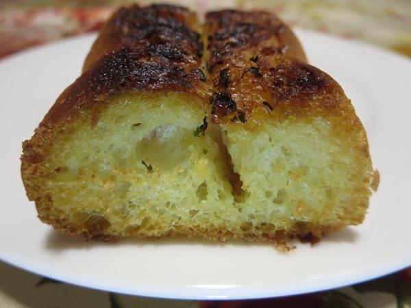 パン工房 ナララのガーリックフランスのトースト後の断面の近影画像。