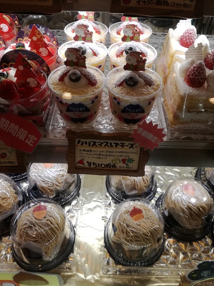 ミズノヤのクリスマスレアチーズが陳列されているショーケース。