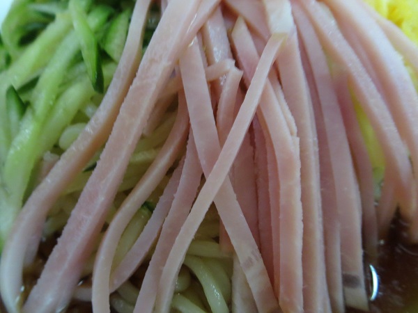 中華 コナンの冷やし中華のハムの近影画像。