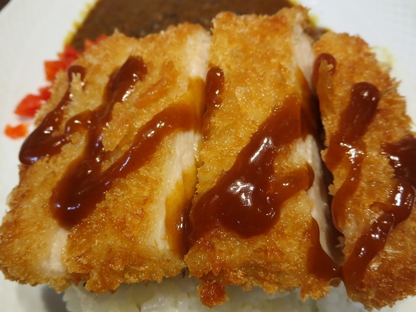 星野珈琲店のカツカレーのとんかつの近影画像。