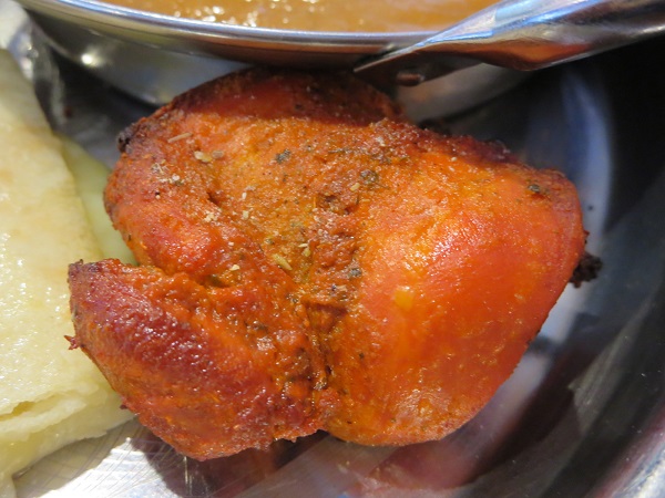 ジャラナのチーズナン・マトンカレーの付け合せのチキンティッカの近影画像。