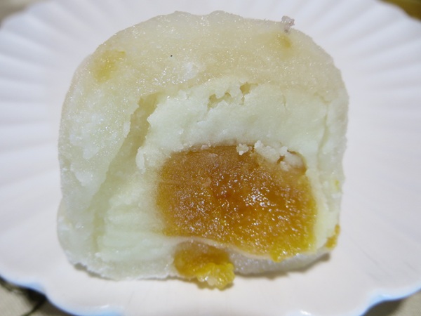 亀家朝道のあんず餅の断面の近影画像。