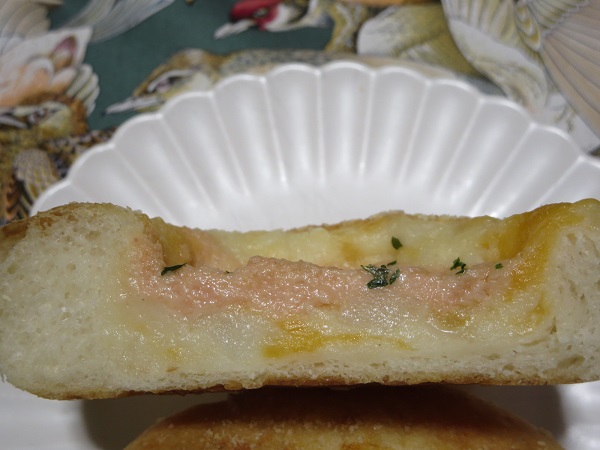 ポンパドウルの明太ポテトチーズパンの断面の近影画像。