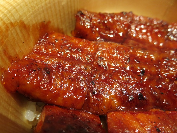 四六時中のうなぎおひつごはんのうなぎの別角度からの近影画像。