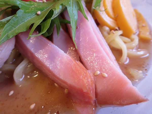 萬福の冷やし中華（ごまだれ）のハムの近影画像。