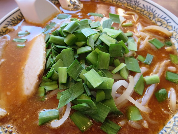 丸源ラーメンの熟成味噌ラーメンの近影画像。