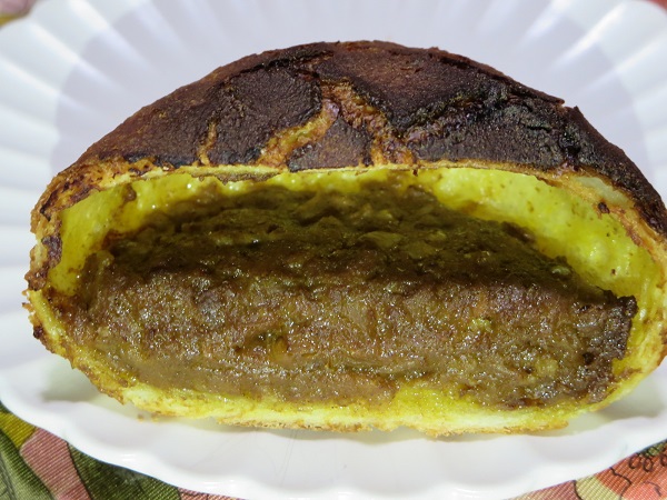 サフラン・フルールのダッチカレーのトースト後の断面の近影画像。