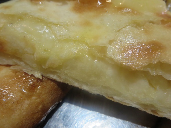 インド料理 ロータスのチーズナンセットのチーズナンの断面の近影写真。