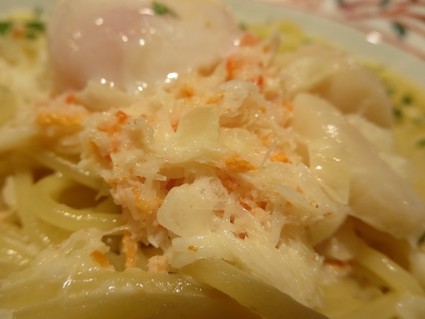 洋麺屋 五右衛門の紅ズワイガニと帆立のクリームソース温泉卵添えの蟹肉の近影画像。