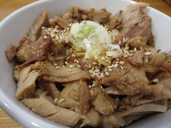 麺処あみやのチャーシュー丼の近影画像。