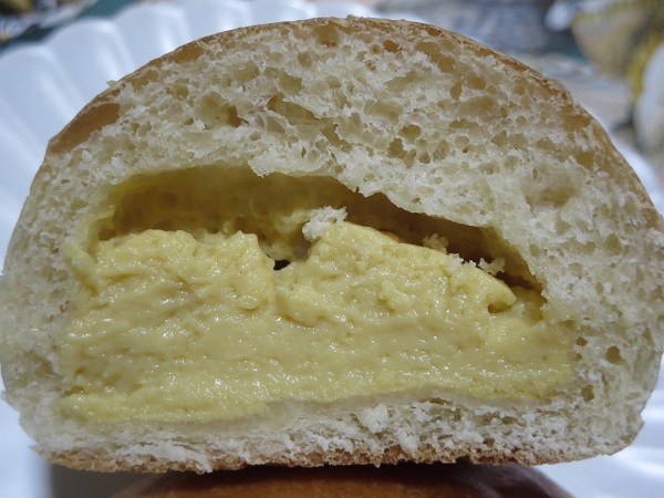 BundBakeryのクリームパンの断面の近影画像。