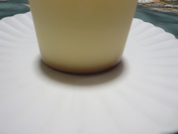 コッコきみまろのコッコプリンの底のカラメルの画像。