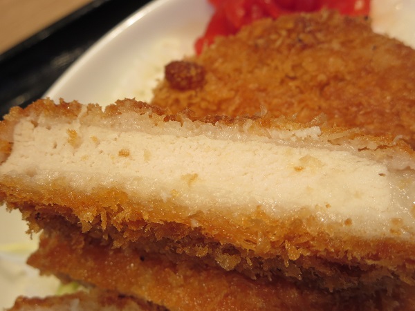 野郎めしの熟成ロースカツカレーのロースかつの断面の近影画像。