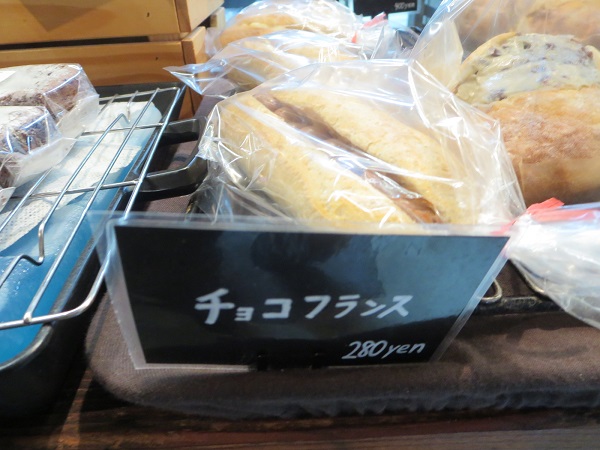 Tiny Bakery トイットのチョコフランスが置かれている陳列棚。