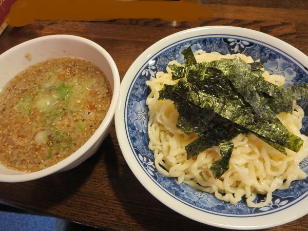 光そばの特製つけ麺の全体画像。