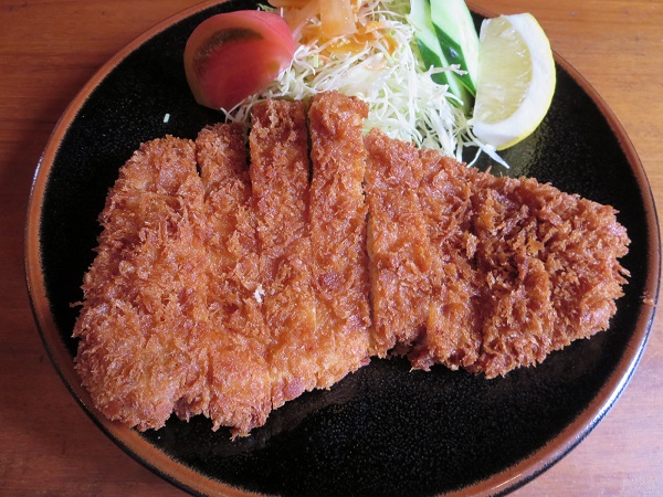 とんかつ とん丸の特ロース定食のロースかつの近影画像。