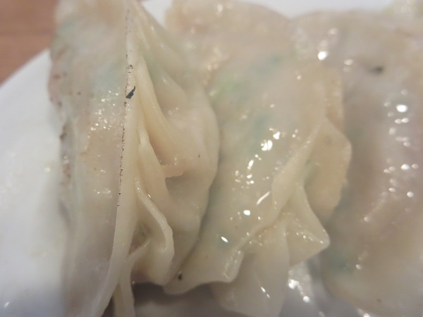 辣碗の餃子の焼き目がついていない側の近影画像。