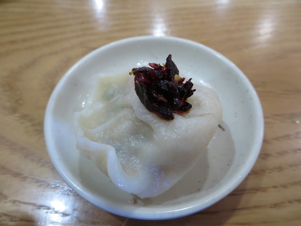 台湾料理 天天の水ギョーザのラー油を乗せた状態の近影画像。