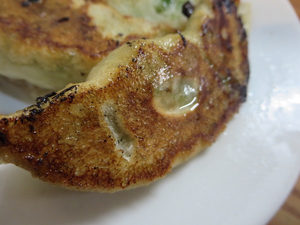 満洲亭の手作り餃子の近影画像。