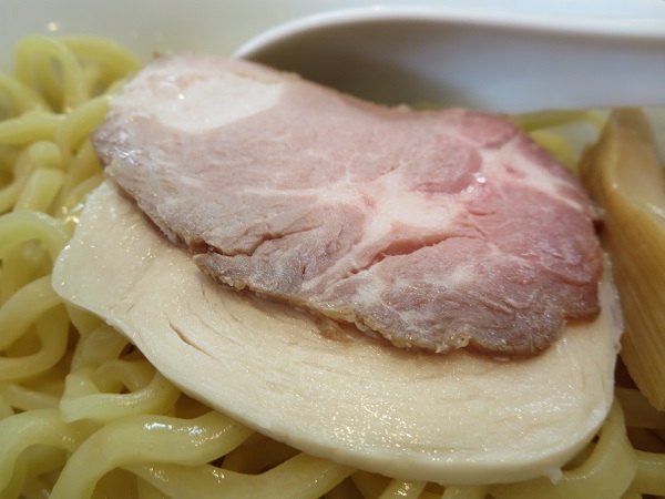 らぁ麺はやし田の海老つけ麺の叉焼の近影画像。