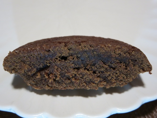 晴れの日のフィナンシェ（ブラックチョコ）の断面の近影画像。