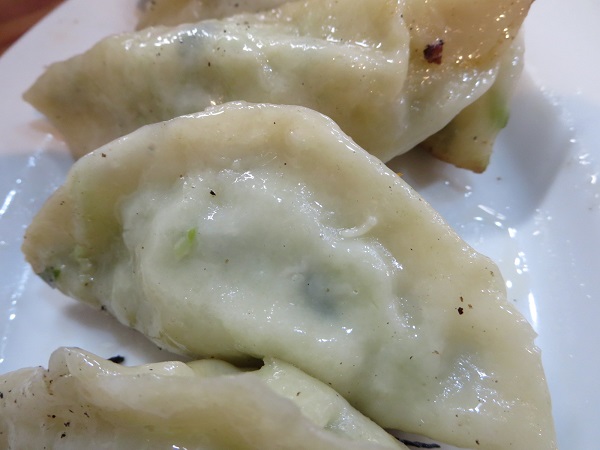 満洲亭の手作り餃子の焼き目がついていない側の近影画像。