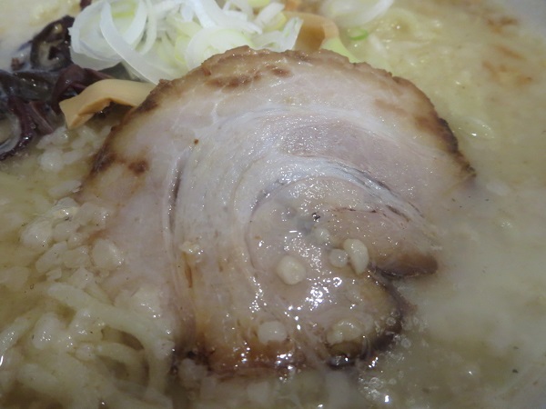 我流らあめん風神の塩とんこつの叉焼の近影画像。