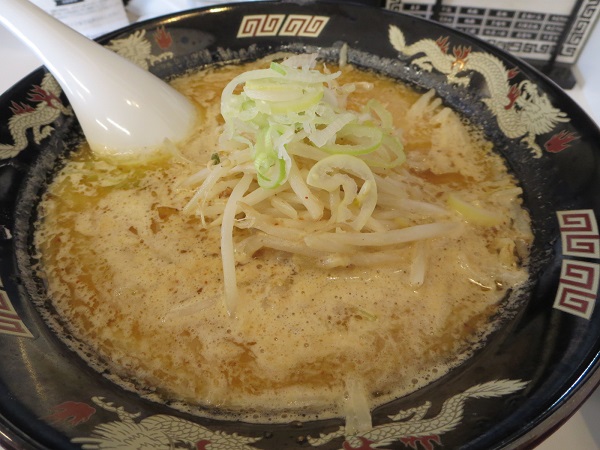 北海道らーめんみそ熊の味噌つけ麺のつけ汁の近影画像。