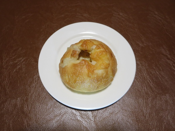 SANBON BAKERYのきのこチキングラタンの全体画像。
