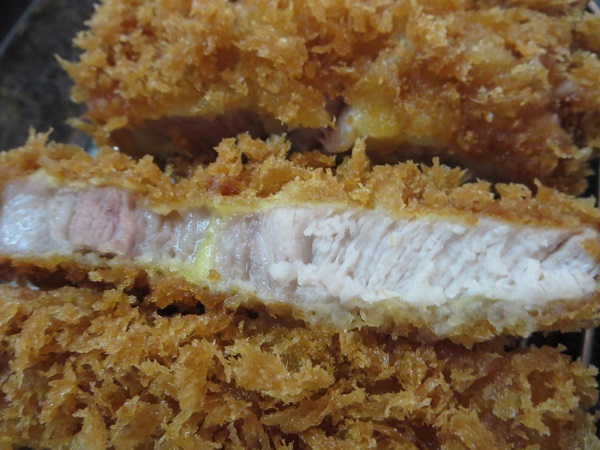 かつわか本店の林SPFロースかつ定食のとんかつの断面の近影画像。