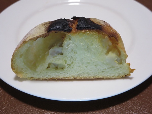 Warabeya Bakeryの里芋の香りのトースト後の断面の近影画像。