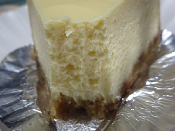 欧風菓子工房 カーメルのチーズタルトの断面の近影写真。