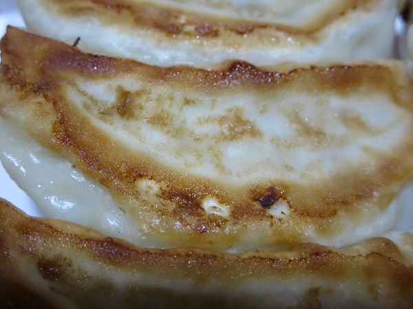 好餃子の黒豚餃子の温める前の近影写真。