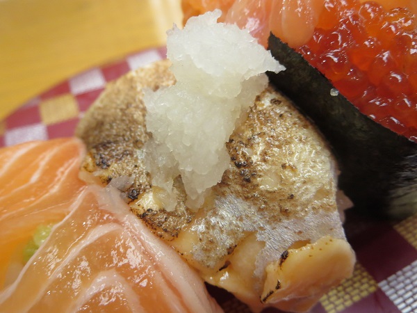南房総やまと寿司のサーモン食べ比べの炙りサーモンの近影画像。