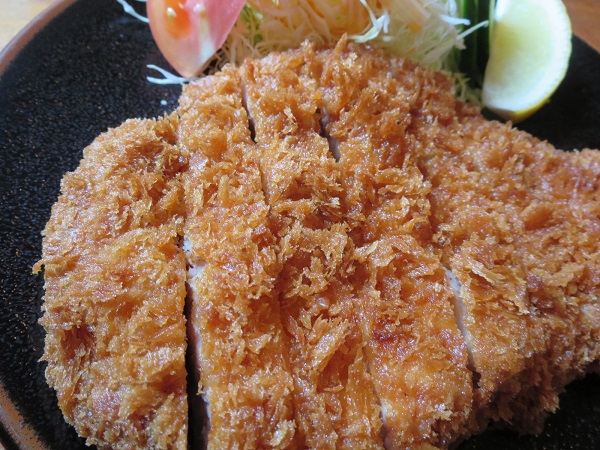 とんかつ とん丸の特ロース定食のとんかつの近影画像。