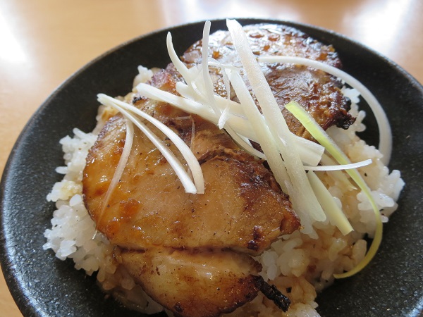 蔵出し味噌麺場 喜久屋のチャーシュー丼の近影画像。
